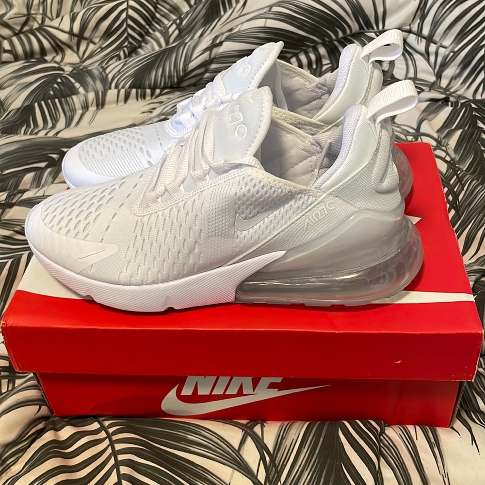 Authentic NIKE Airmax 270 WMN 7 (GS 5.5M US) White / metallic silver